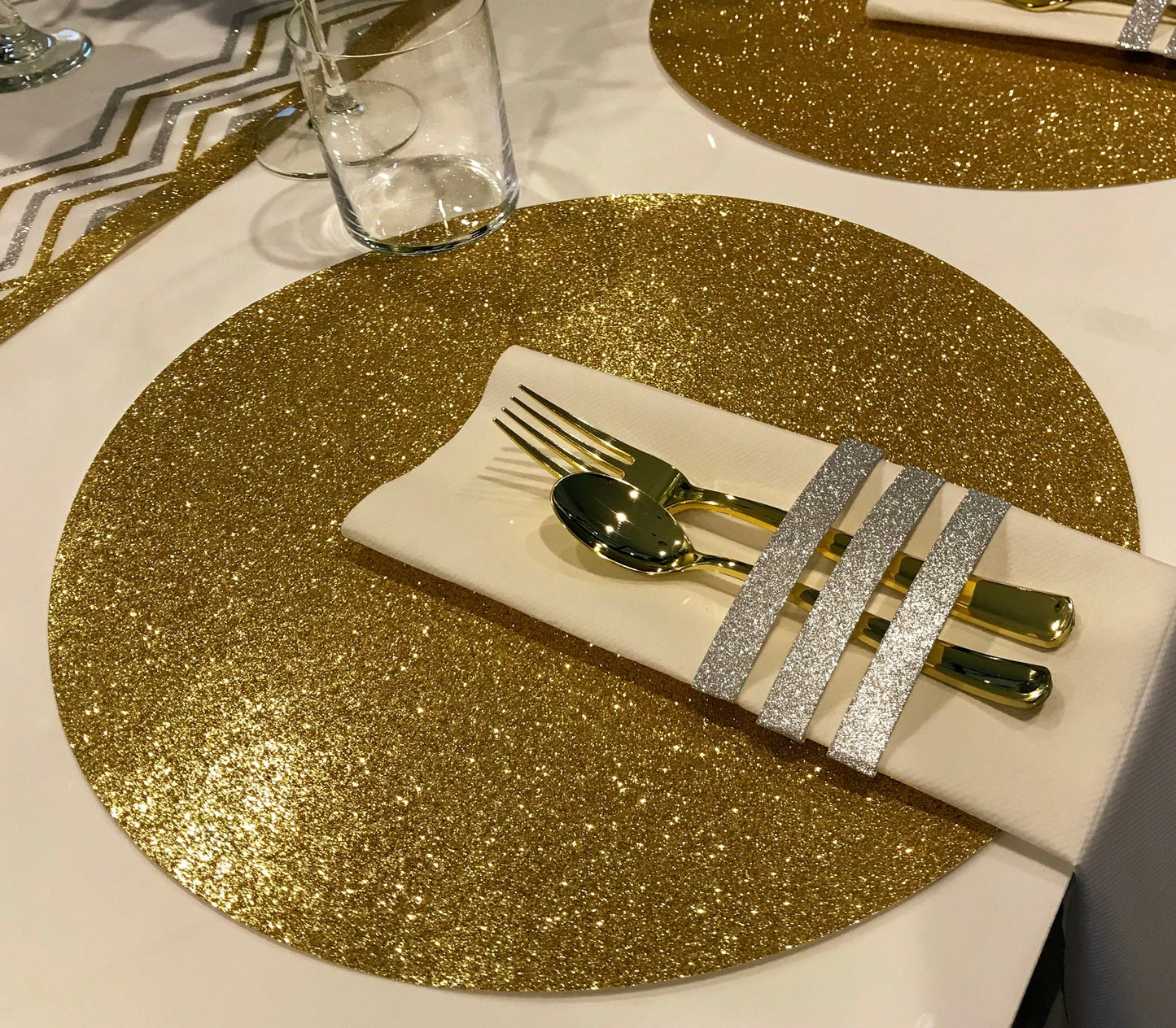 Gold Placemats (Glitter) Pack of 20 (Round) - Place Matters